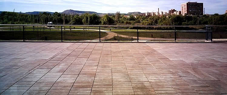 Avenida de los Reyes Católicos (Fraga). Losa Código de Barras Oxid Mix 60x40x8 