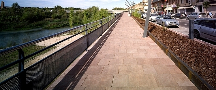  Avenida de los Reyes Católicos (Fraga). Losa GLS Òxid Mix 60x40x8 et 40x40x8 